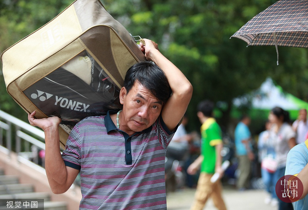 开学大戏"父母篇"上演!家长肩扛手拿行囊千里送儿入校