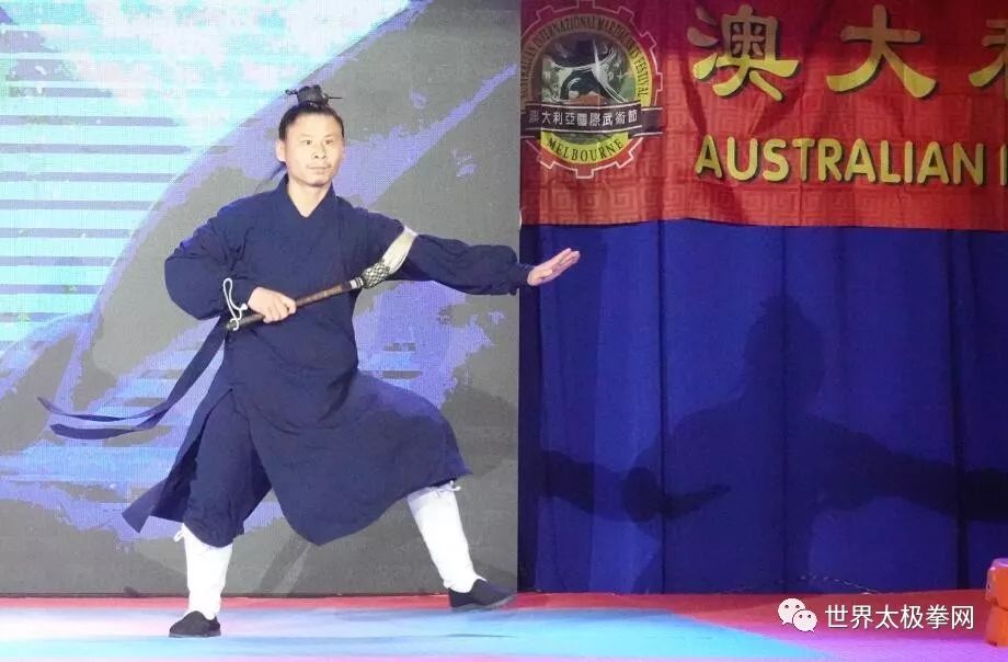 (管永星老师表演武当功夫)开幕式上,中国武术名家代表团的武术家们和