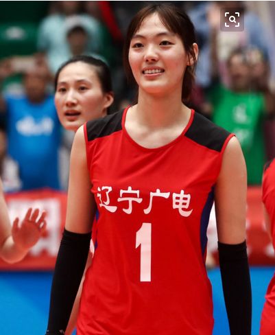 大梅身披"辽宁华君女排"9号战袍征战排超联赛!