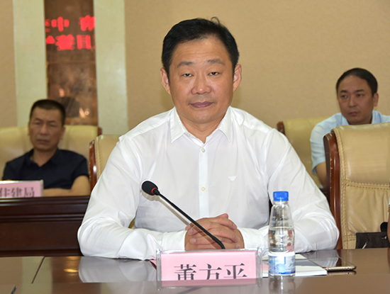 董方平出席签约仪式签订协议签约仪式上,副市长别华中代表赤壁市政府