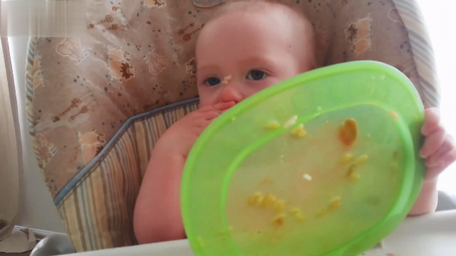 萌娃视频小宝贝吃完饭还要舔舔盘子