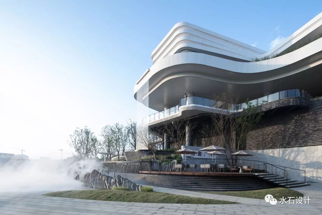建筑师以梯田与瀑布为灵感设计了这栋山水建筑美
