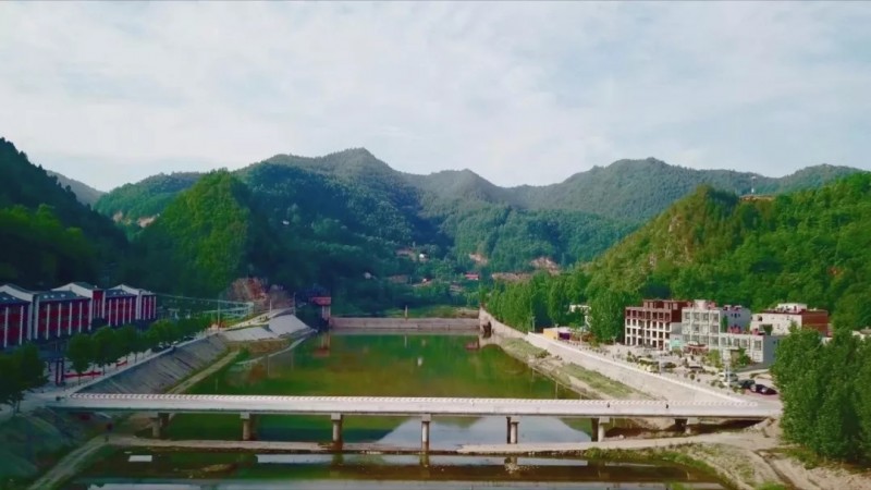 站在洛水桥上举目远眺,徐刚还有很多的设想,他要和西虎岭村的村民一起