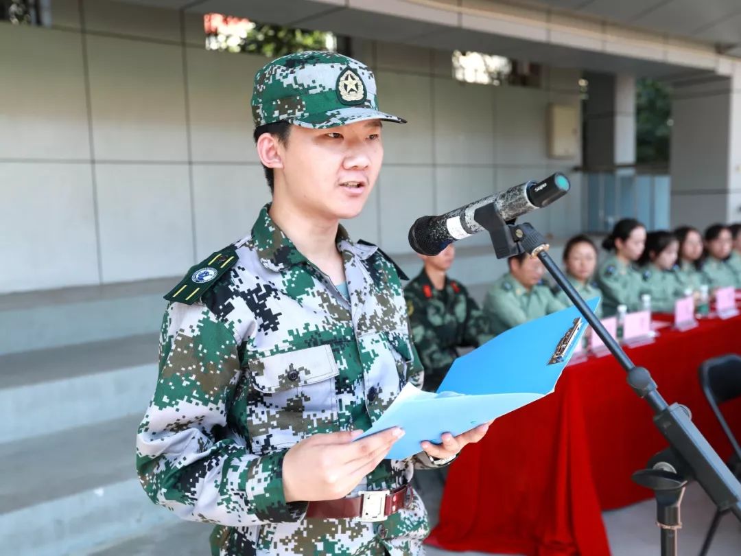 孫國輝副校長講話隨後,軍訓團團長焦前程,副團長王恆治,政委陳振向各