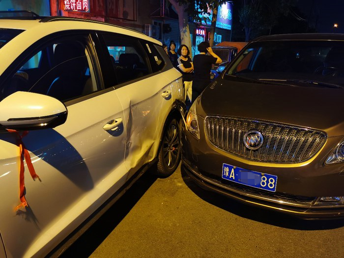 比亚迪宋pro新车停路边被撞,车主很闹心,可以索要折旧费吗?