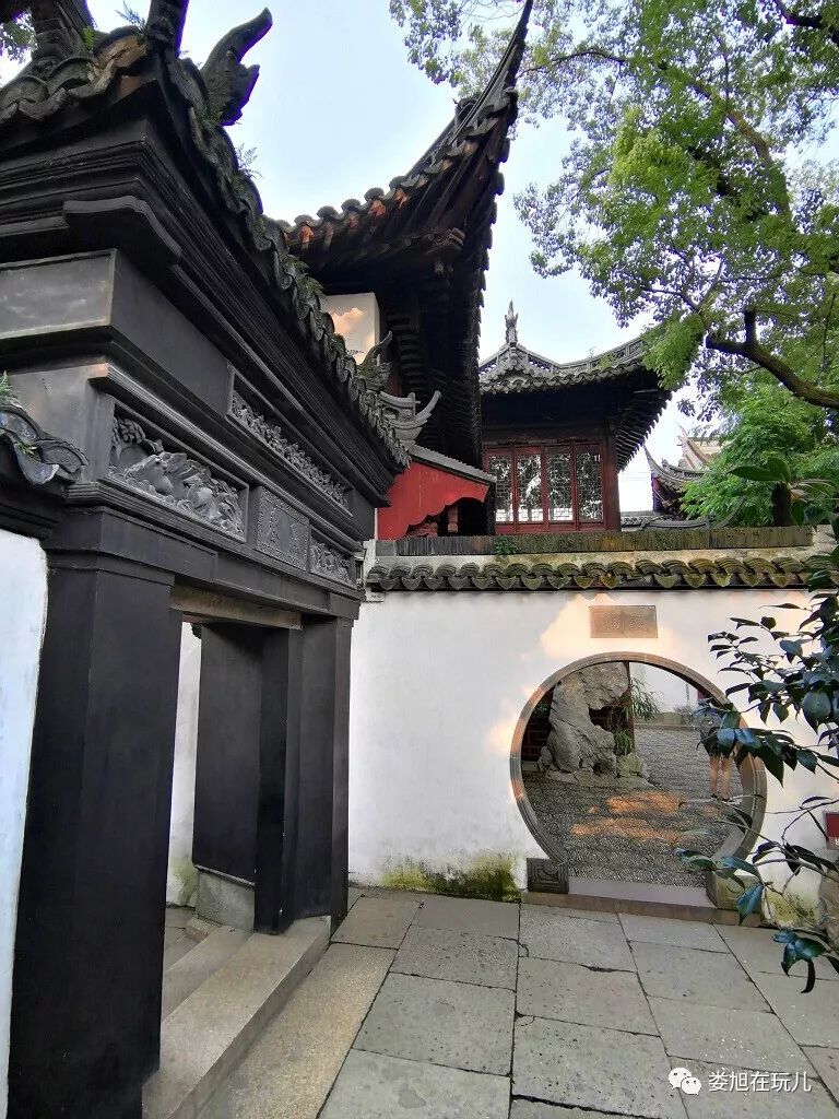 周围绕以花墙 自成幽静的小院其南而下 还有静宜轩 听鹂亭上层名曰快