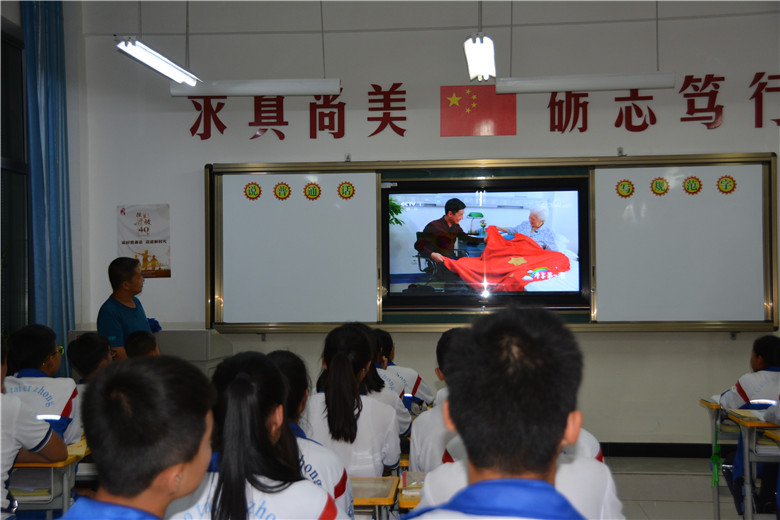 高台二中组织学生收看央视开学第一课