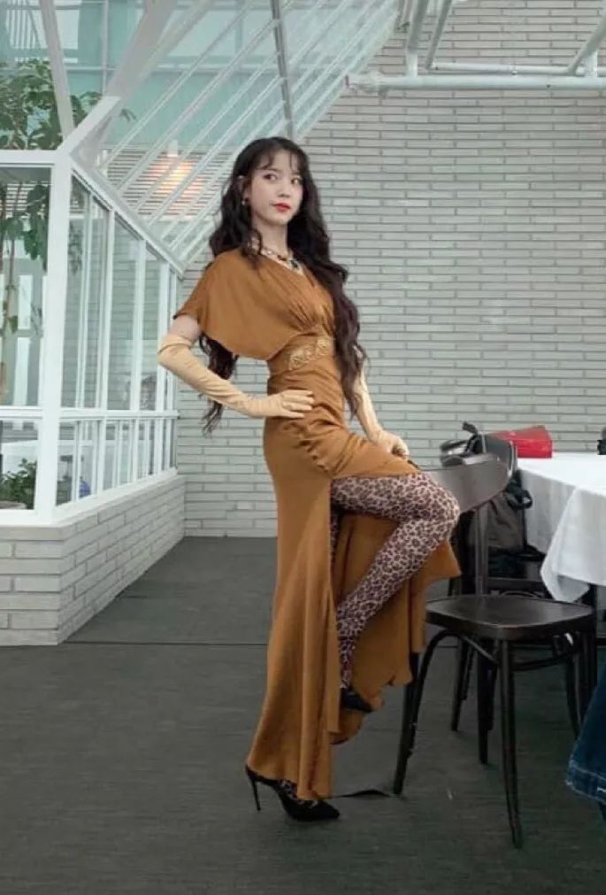 iu这哪是酒店社长啊 明明就是新的时尚女魔头_德鲁纳
