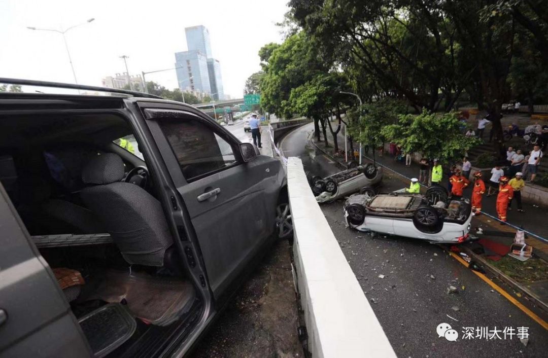 深圳北環皇崗立交突發車禍2車接連墜橋圍欄被撞出8米缺口