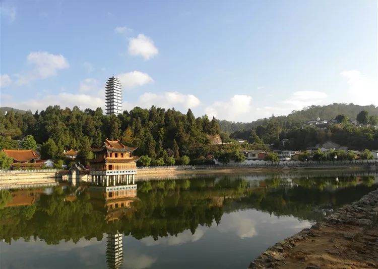 九隆池很长时间以来,人们把隔着保山坝,与哀牢山相对的太保山麓的