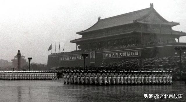 1970年重建后的天安门,焕然一新.