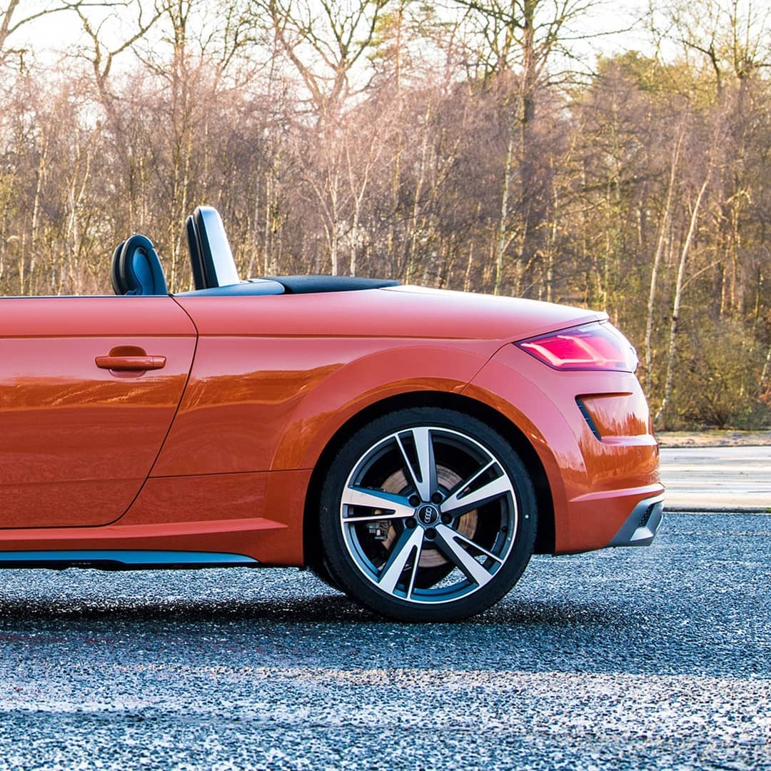 亮橙色搭配敞篷的奥迪ttroadster最顺眼