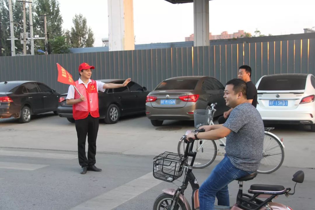 宾带领志愿者们在老转盘路口,惠友路口,立田加油站路口,金方舟路口
