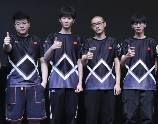 永远是现在队内训练量最少的明年的四月份,4am的太子long就要成年了