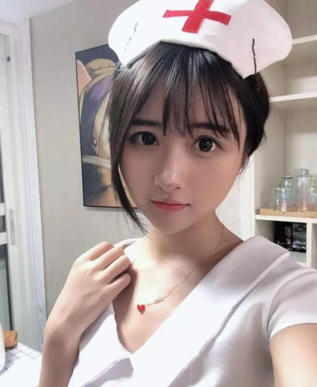 skt成功夺冠,女主播对战诺言,在直播间穿上整套护士服_flag