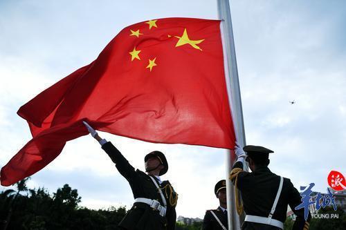 我爱你中国开学日暨南大学2000名师生国旗下表白