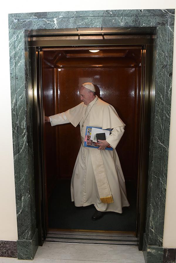 罗马教皇方济各聆听会迟到:被困电梯25分钟,致谢消防员