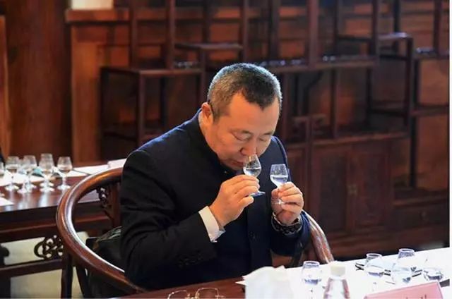 白酒变酸可能是假酒?看看酒界品酒师怎样说,听完涨知识了