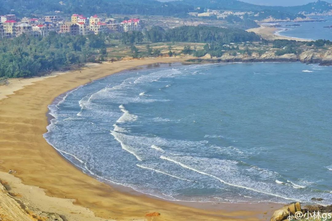 沙滩烧烤,广场舞,踢球…这是当地人晚上的娱乐聚集地 莲池澳沙滩