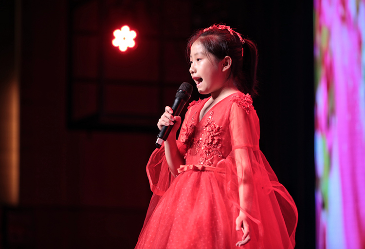 白塔歌会唱响爱国歌曲组图