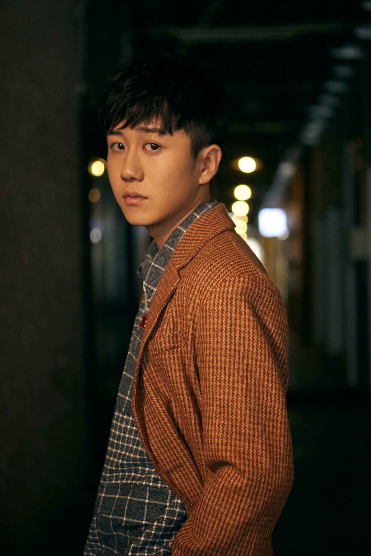 近日,卓尔文化旗下演员姜冠南一组早秋的街拍大片曝光,他身穿棕色廓形