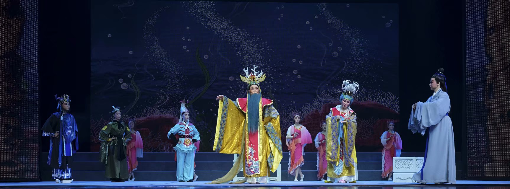 其中,洞庭夫人,柳毅,钱塘君分别由来自南京市越剧团的国家一级演员