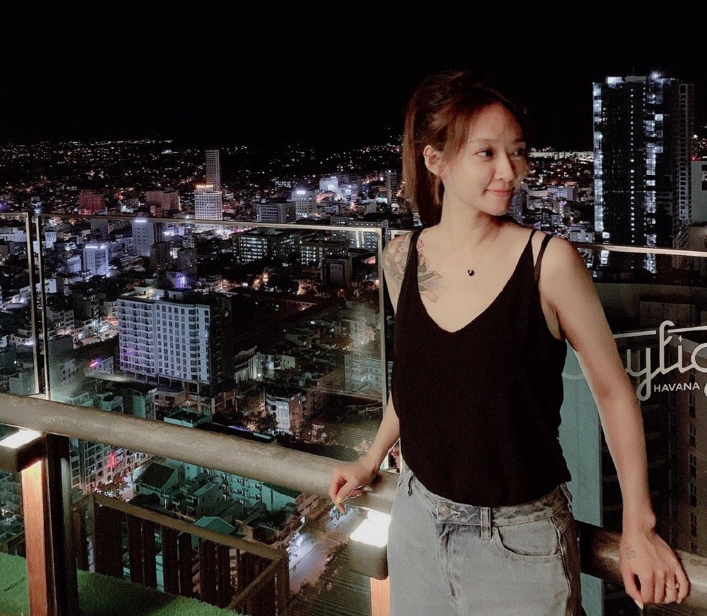 身高1米8俘获球迷心,上身纹身亮眼_石一童