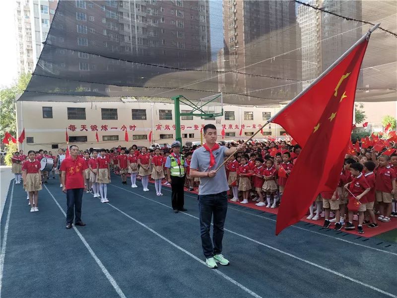 石家庄市长征街小学9月1日上午,在鲜艳的五星红旗映照下,石家庄市东