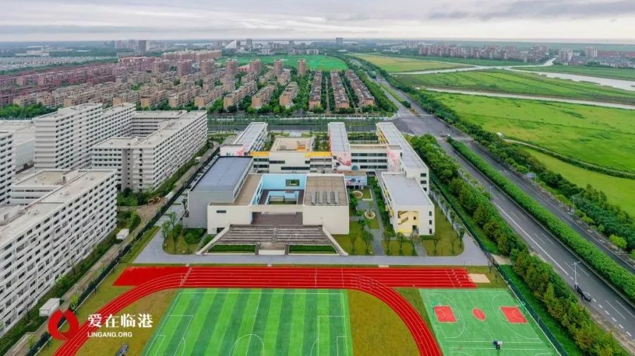 各配套一所幼儿园及一所小学滴水湖馨苑与宜浩欧景此次开学季教育资源