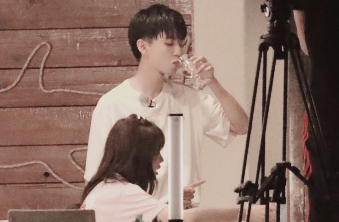 王俊凯喝酒了还一口闷跟感情有关