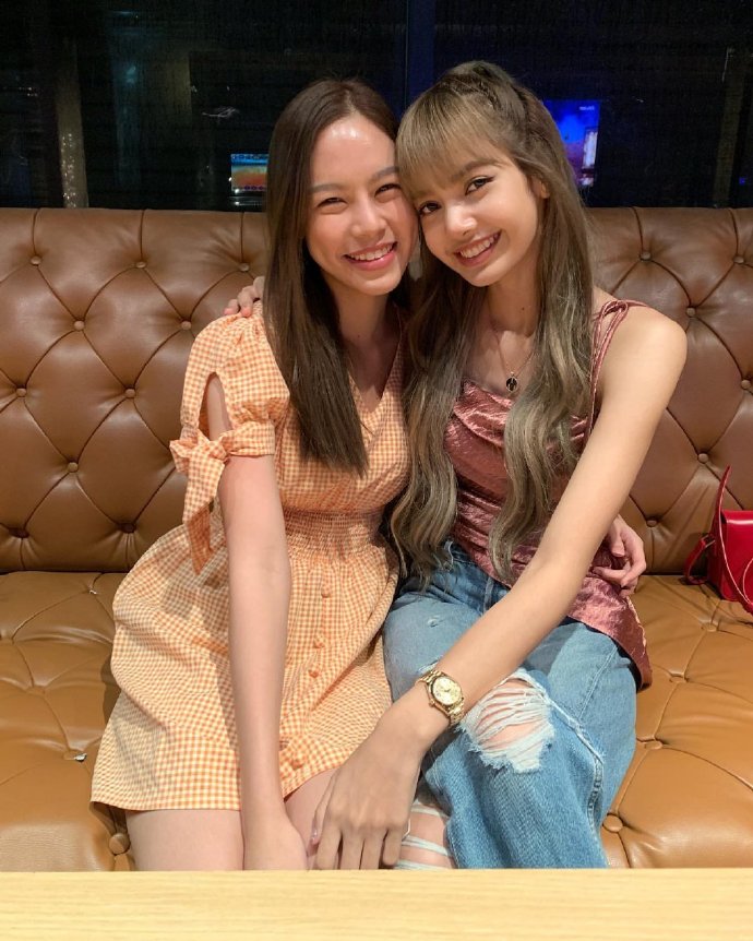 姐妹聚会还要唱玩火!lisa不要面子的嘛