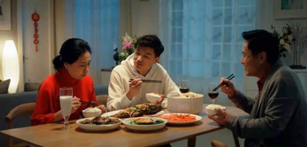 陪他们吃饭聊天多陪父母散散步在离开八景之前只剩下匆匆来去冬夏故乡