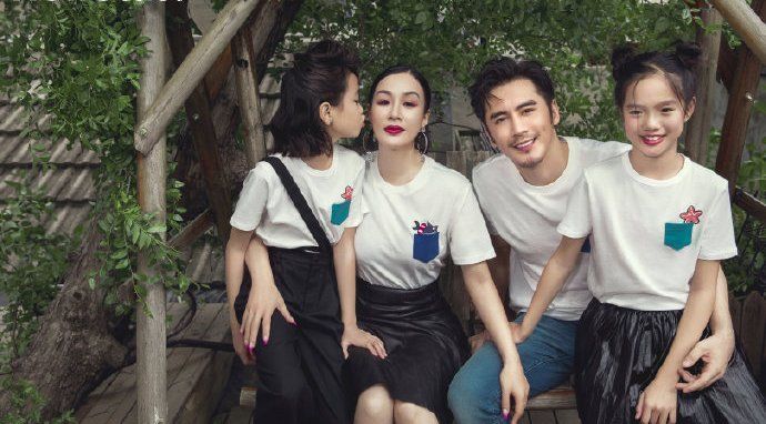 钟丽缇一家四口穿亲子装拍时尚美照,父母颜值太高两女儿古灵精怪