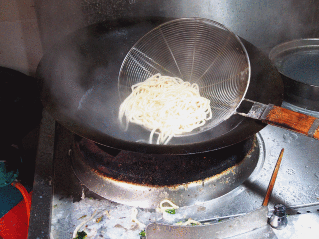 江厦公园对面的次坞打面每天能卖出600多份老板一整天都在打面