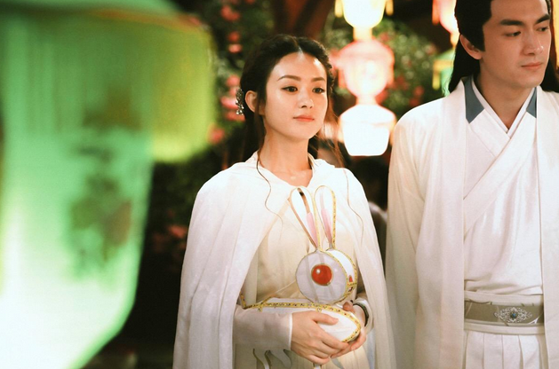 原创赵丽颖与郑晓龙现身饭局,产后消瘦变化大,将演励志妈妈?