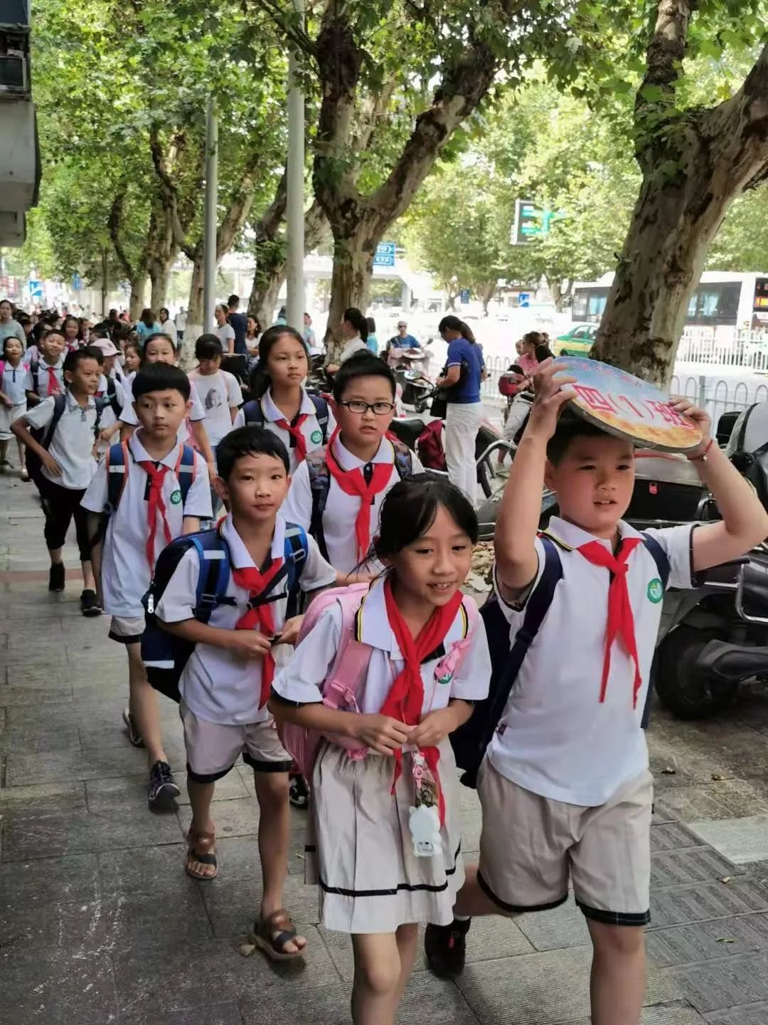 开学第一天!湖北的70,80,90后们看完都哭了._同学