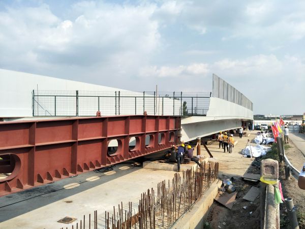子陵公铁立交桥东半幅开始箱梁顶推