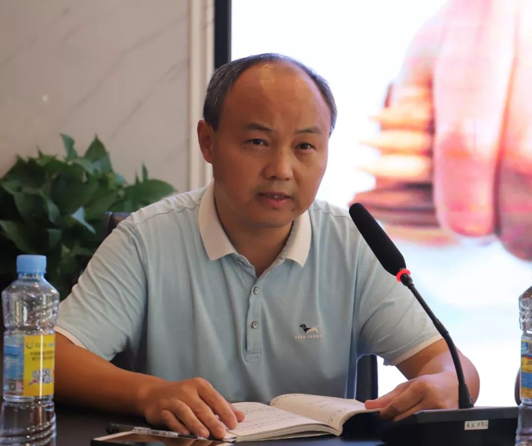 区教体局党委委员,新建二中校长陶茂荣和李勇,刘永根,黄春华,胡德忠