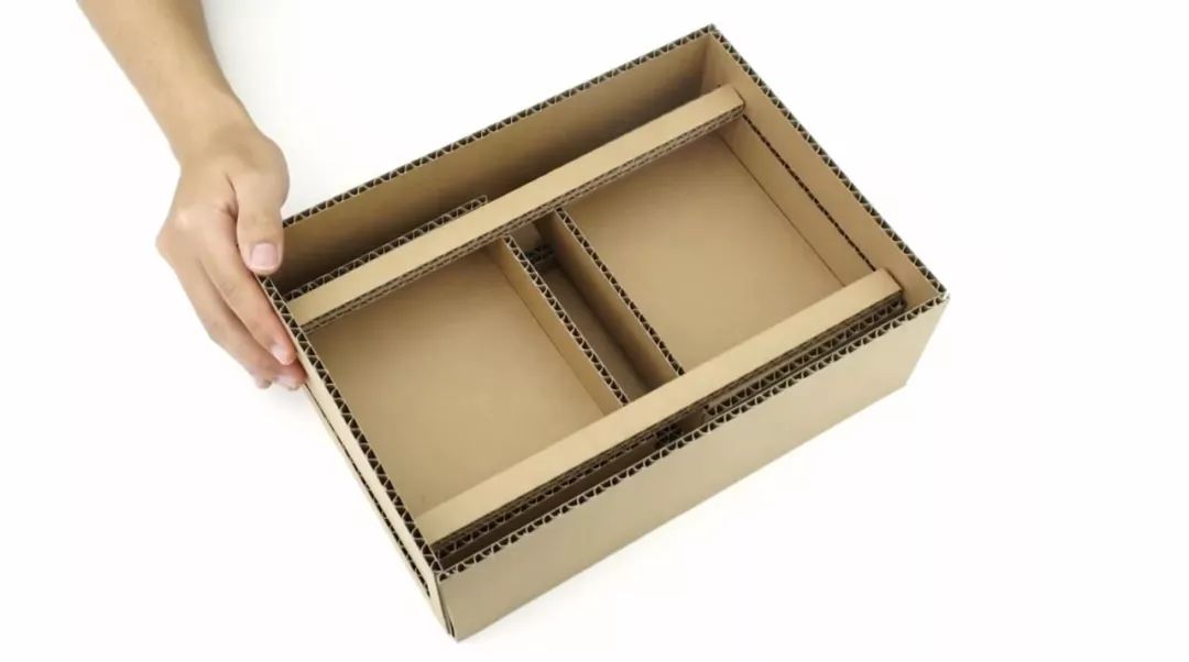 制作文具收纳盒的底座框架在底部放置两根支撑杆