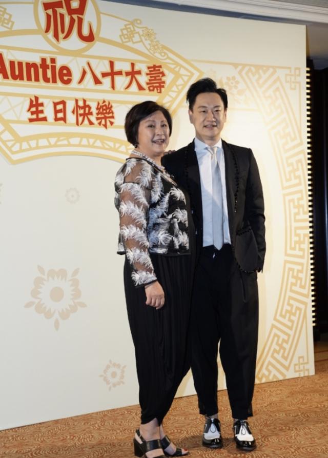 当晚出席莫何敏仪生日晚宴的明星都有不少,大多数都是与莫何敏仪有交