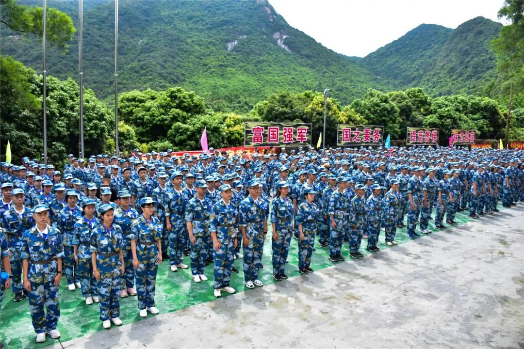 在为期六天的军训中通过学习人民军队的光荣传统和优良作风培养了学生