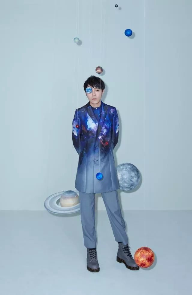 一听就被深深吸引~〈太空人〉吴青峰新歌,好似漫游太空的航行