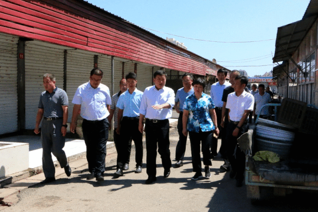 张佃虎实地查看了滨海农贸市场的基础设施,经营分区和卫生环境,并与