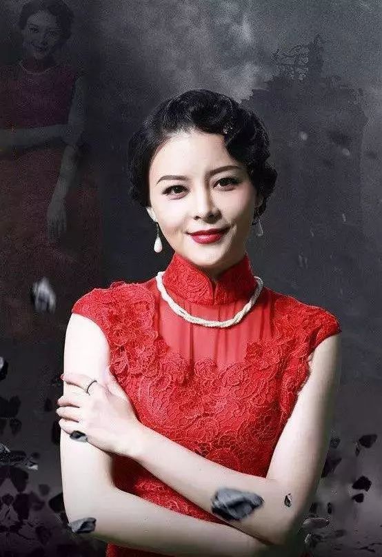 王玥兮还戴了一串白色的珍珠项链,更添贵气,一头民