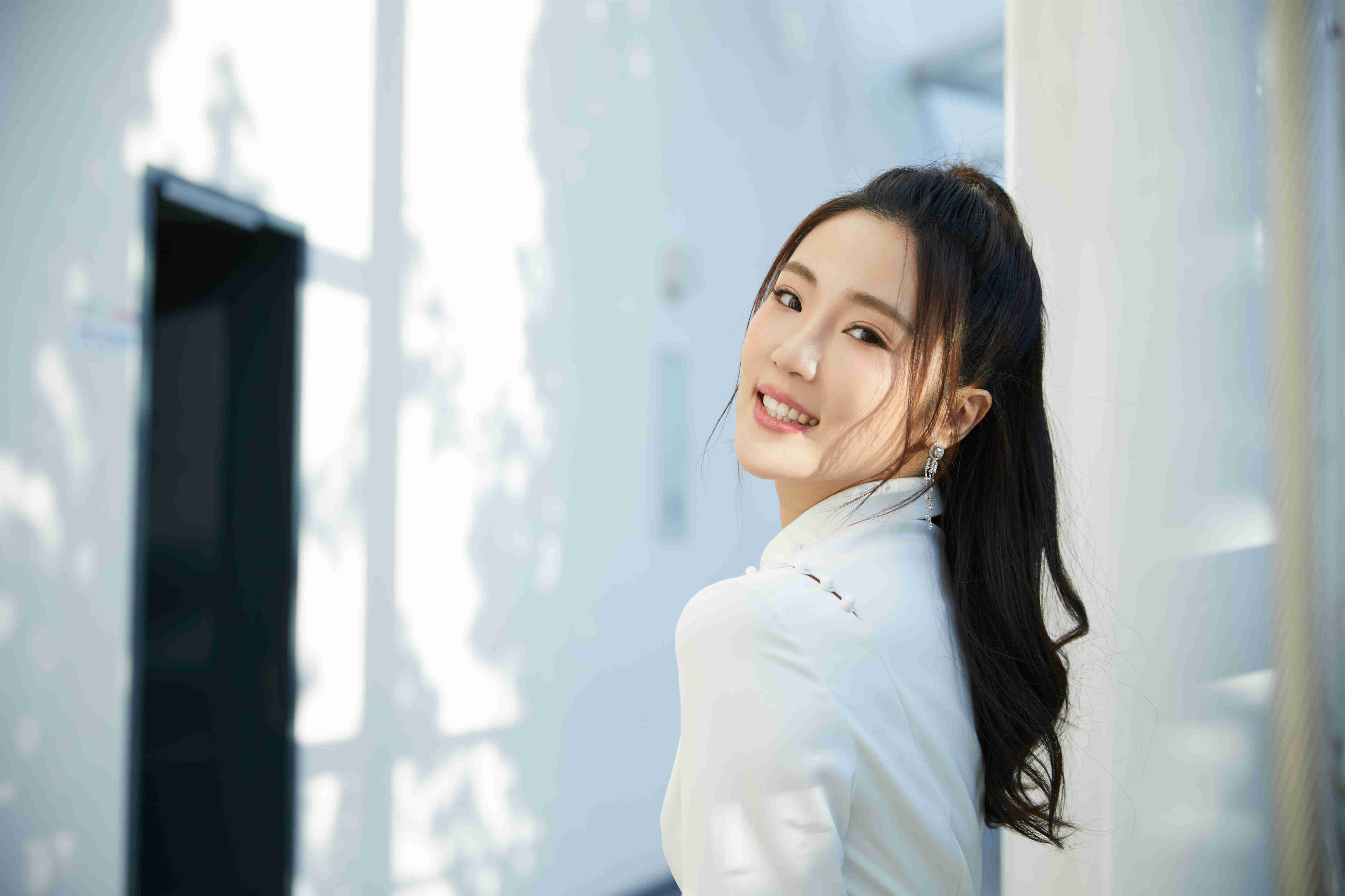 67《老酒馆》收视领跑献礼剧 "小戏痴"张可盈即将亮相演"活兽"