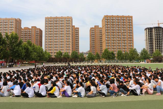 河南省滑县英民中学在学校操场隆重举行了2019级新生军训动员大会