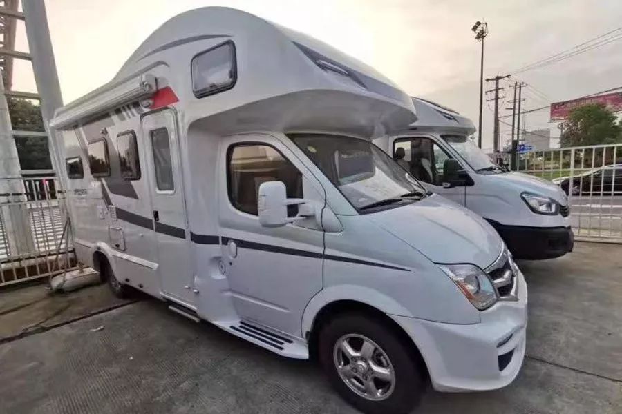 直降12万这款空间宽敞的大通c型房车能住45人配置还挺全