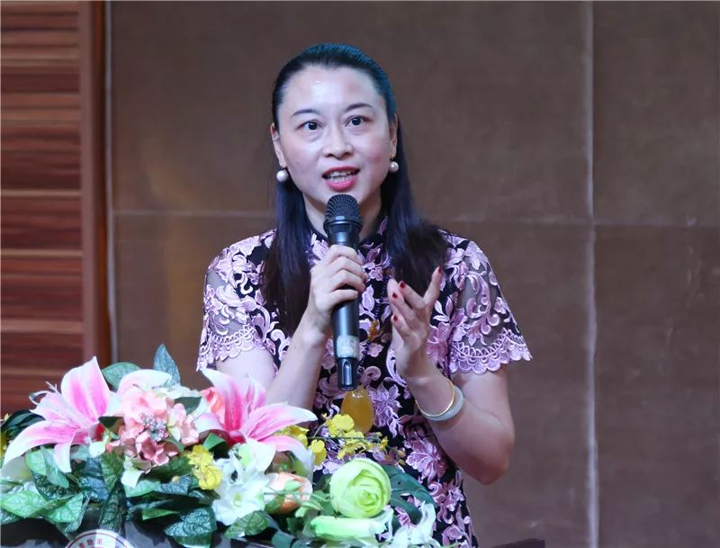 最后,家委会主任朱晓虹女士就学生校服,保险,午餐等情况向与会家长做