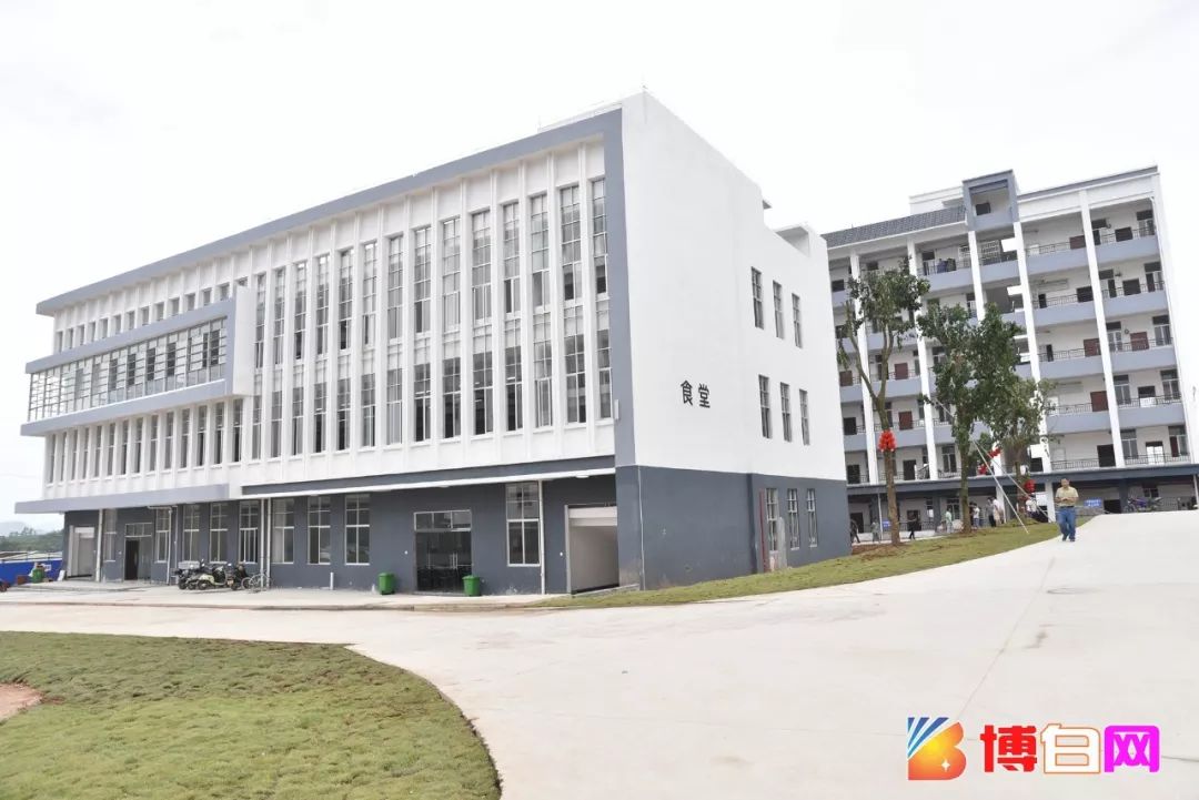 博白县王力中学分校坐落于博白县书香小镇教育园区内,交通便利,环境
