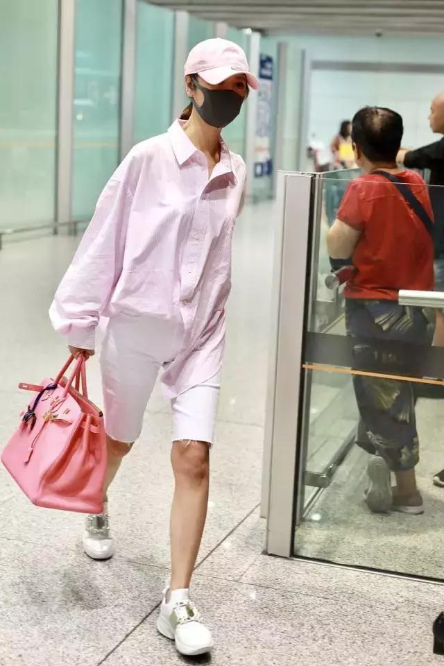 43岁林心如穿老气波点坐地铁,被赞节俭,看到20万的包包我闭嘴了